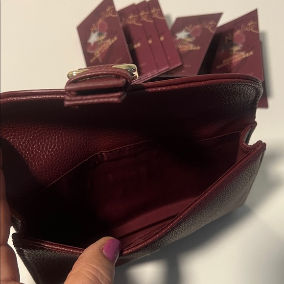 New Women's Chloé Burgundy Gold Buckle
Cosmetic Pouch Bag with 6- perfume sample - Picture 7 of 17
